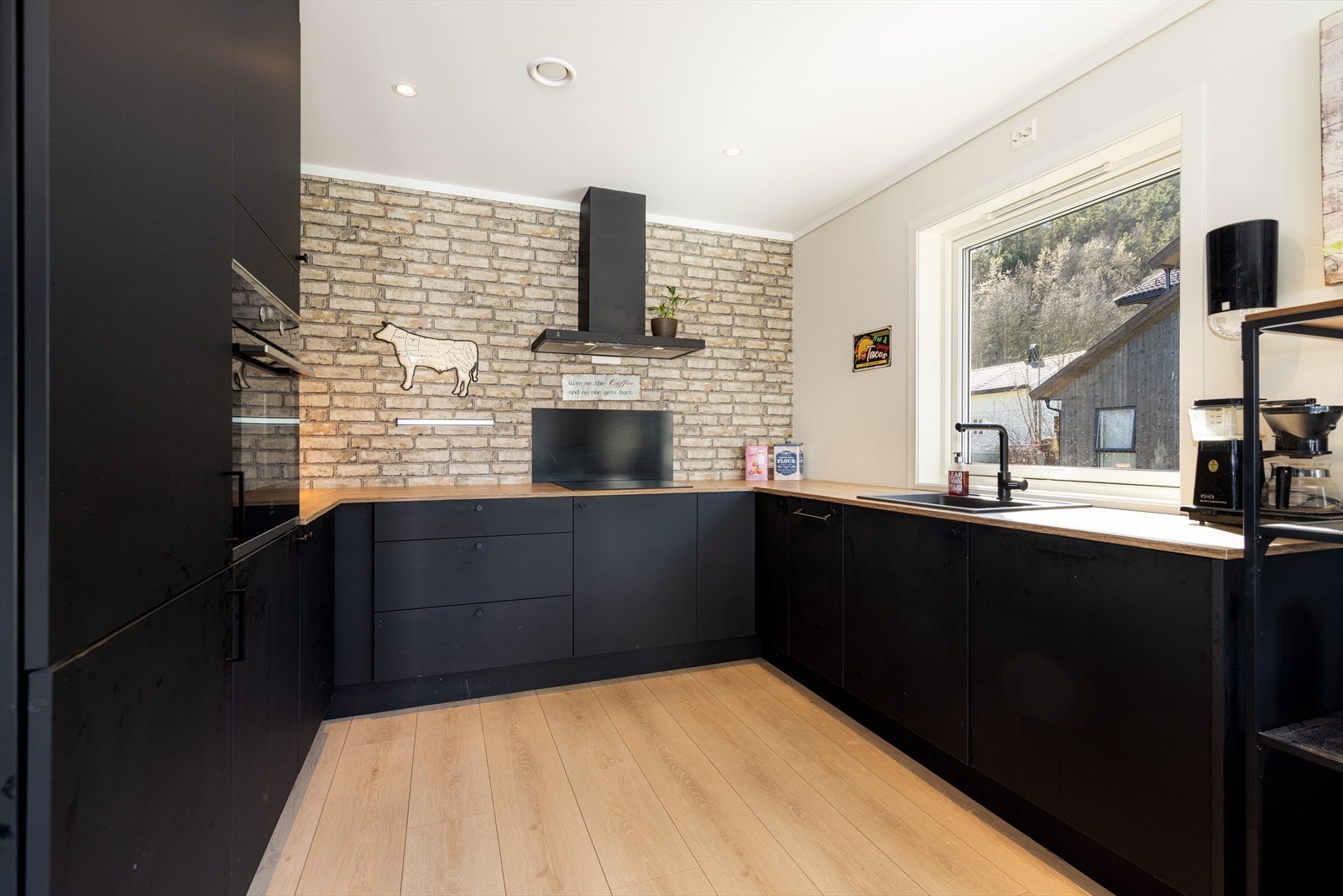 Flott og moderne kjøkken med Strai innredning og integrerte hvitevarer. Her er det god skap- og benkeplass på begge sider av rommet. Galleribilde