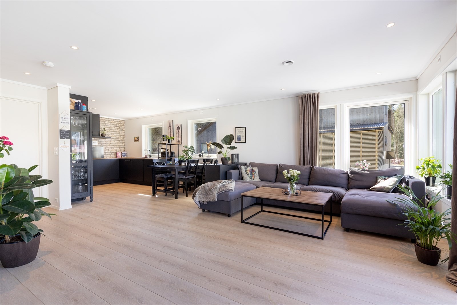 Nyere enebolig med tre soverom og to bad- trivelig og rolig bomiljø - flotte turområder Galleribilde