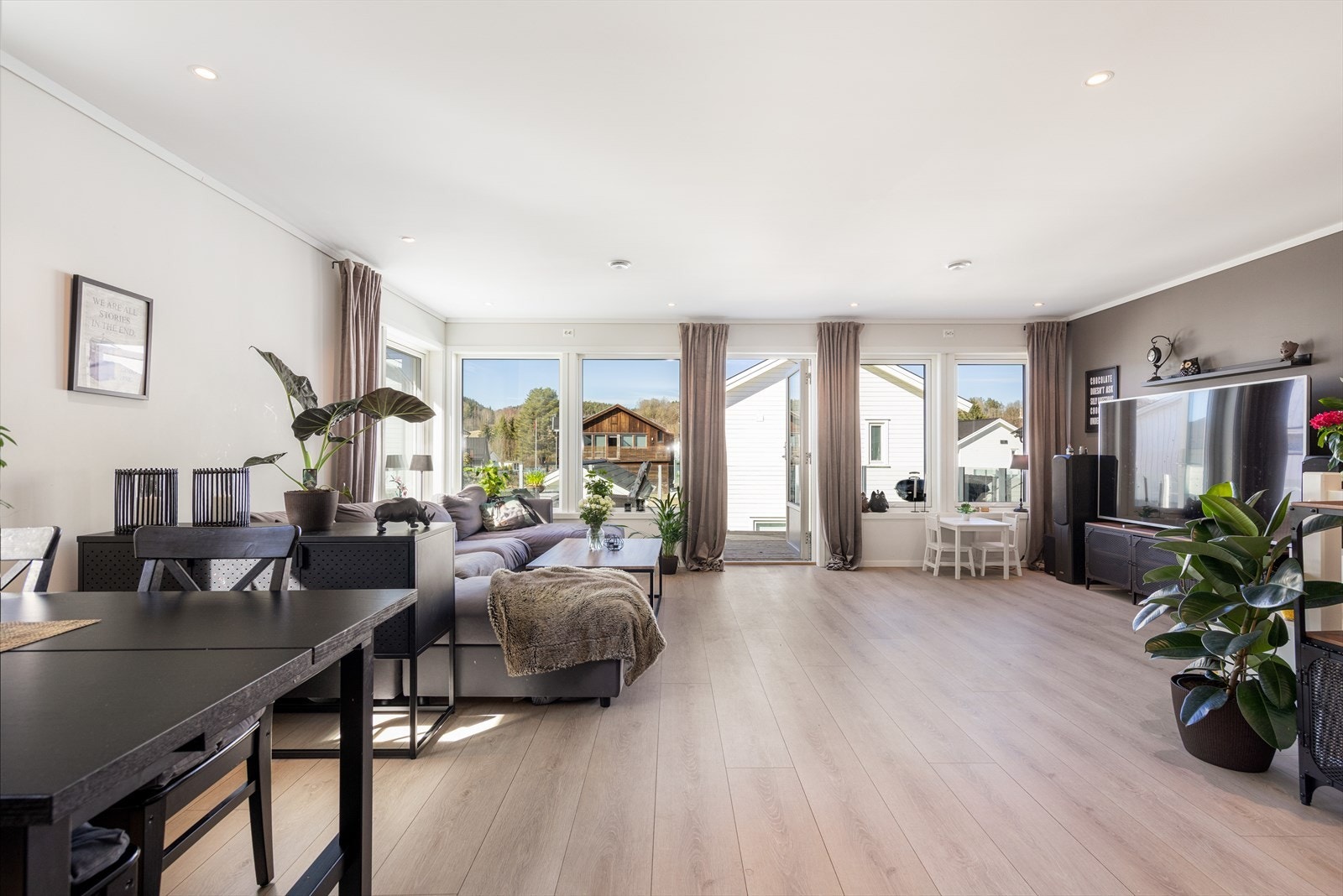 Det er god plass til både sofagruppe, mediemøblement og spisebord. Galleribilde