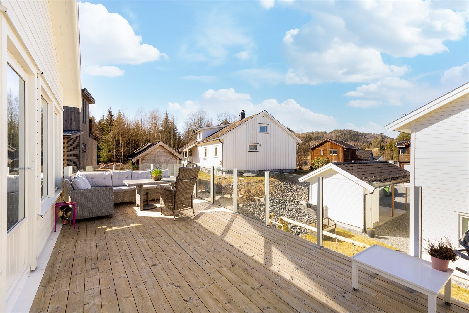 Verandaen har god plass til utemøbler og grill. Galleribilde