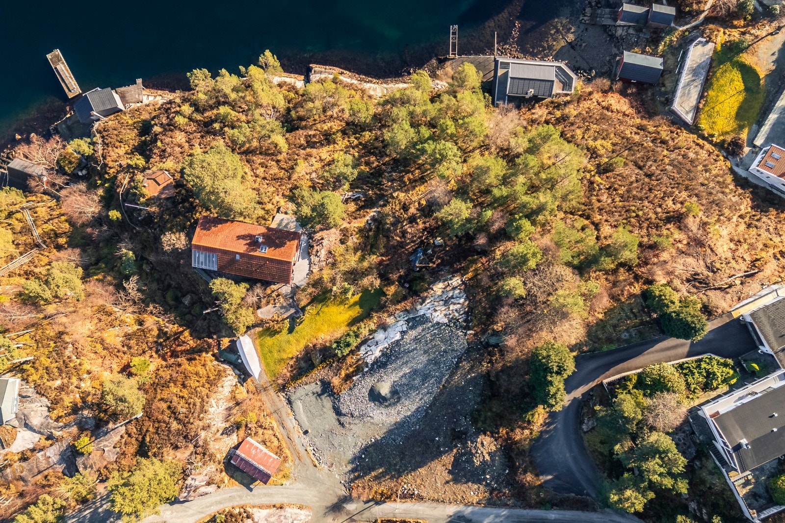 Det er gitt rammetilatelse til å bygge fritidsbygg og garasjebod på eiendommen Galleribilde