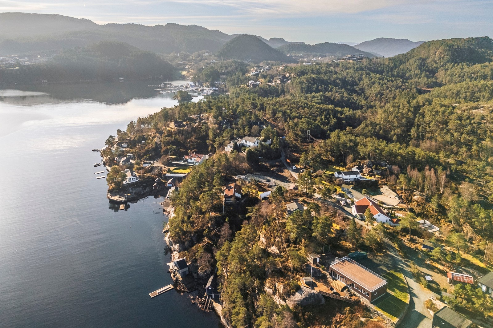 Området rundt Drangsneset er kjent for sitt rike friluftslivstilbud, med blant annet turstier, sjøliv, padling og et av regionens mest populære klatrefelt med over 40 etablerte ruter. Galleribilde