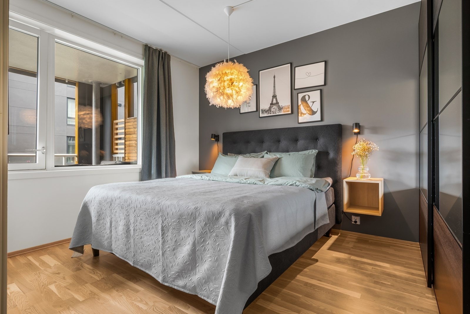 Romslig hovedsoverom med skyvedørsgarderobe Galleribilde