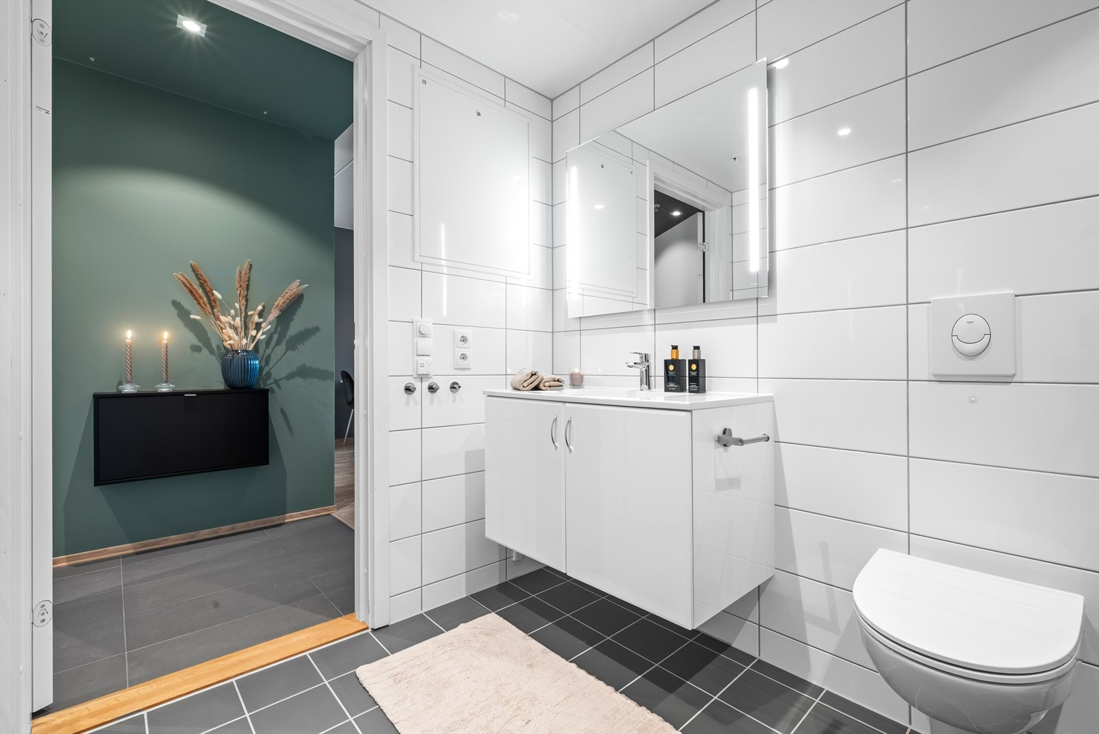 Flislagt og praktisk bad Galleribilde