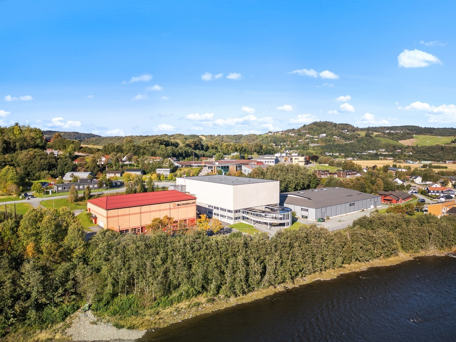 Div idrettshaller - Ca. 1,2 km fra området. Her ligger også Melhus VGS i samme området Galleribilde