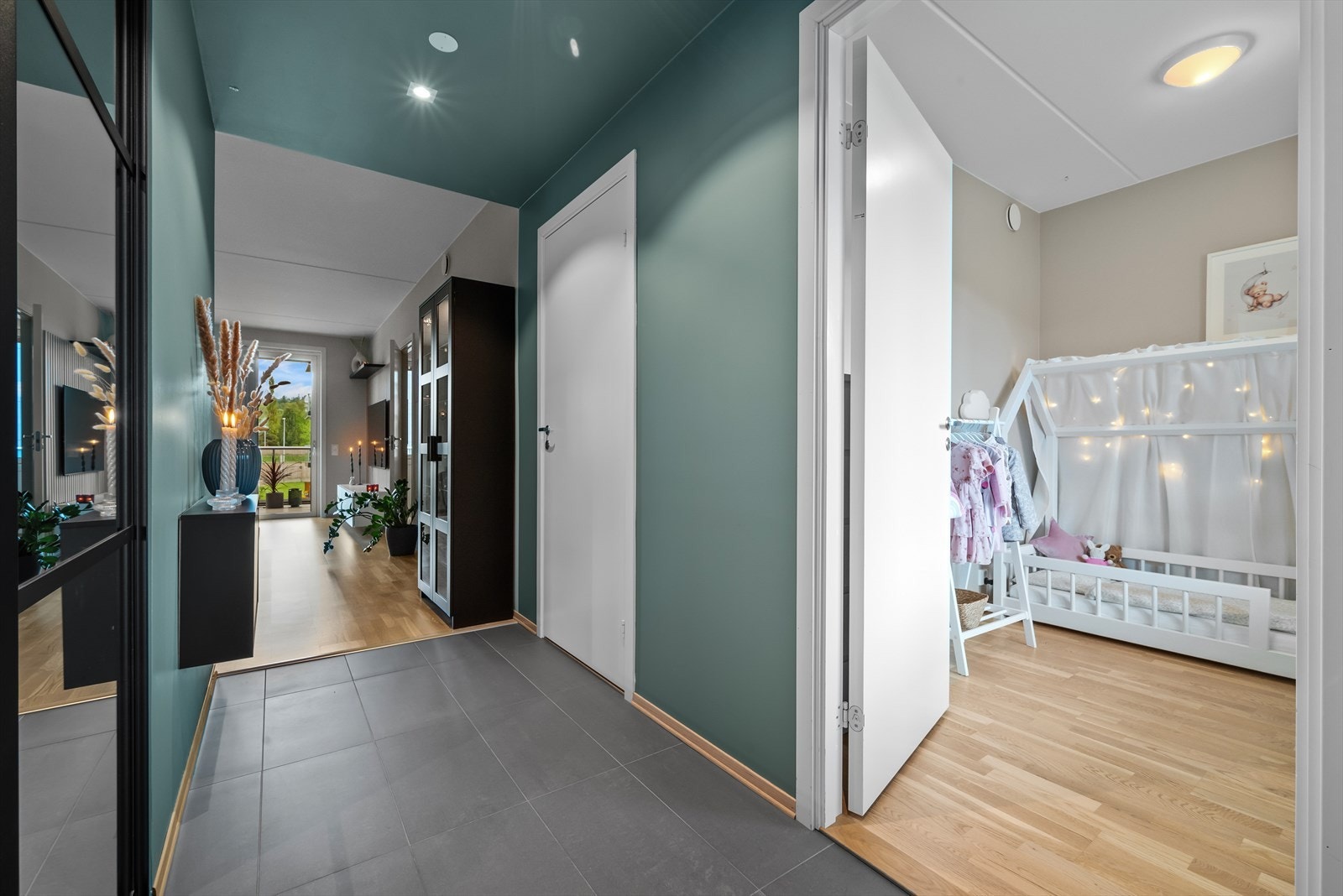 Entre med flis på gulv og skyvedørsgarderobe Galleribilde