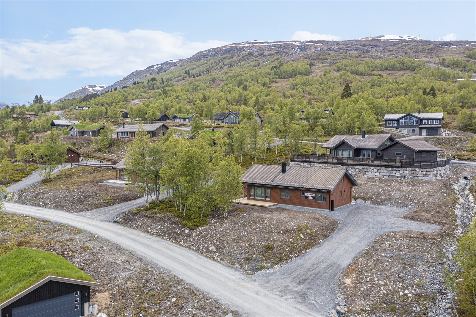 Hytten har gruset oppkjørsel med snuplass Galleribilde