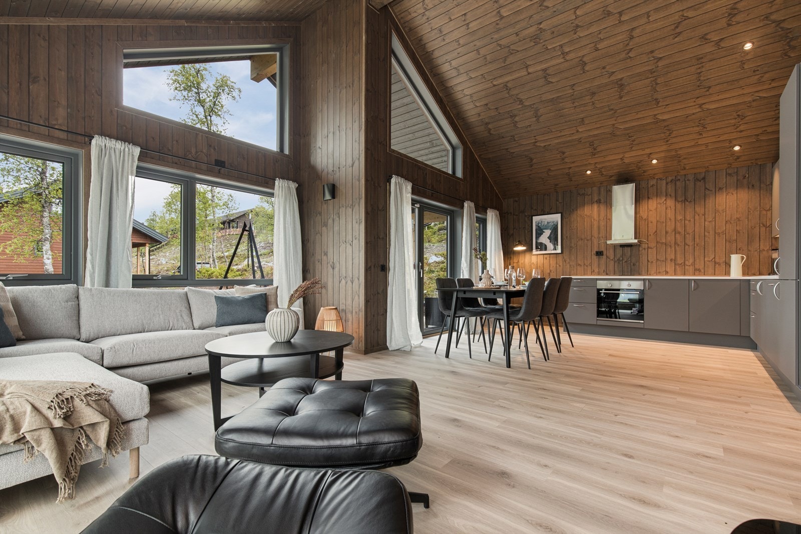 Lys og innbydende stue og kjøkken i åpen løsning med utgang til terrasse. Galleribilde