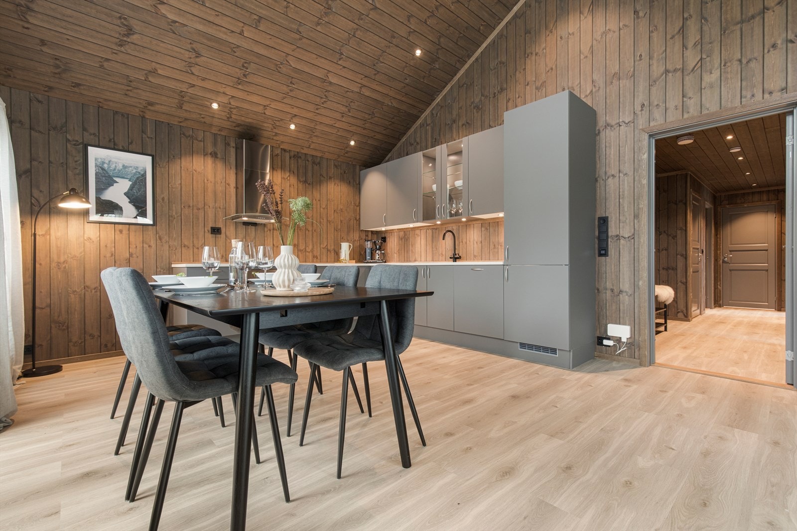 Kjøkken med god plass til spisegruppe Galleribilde