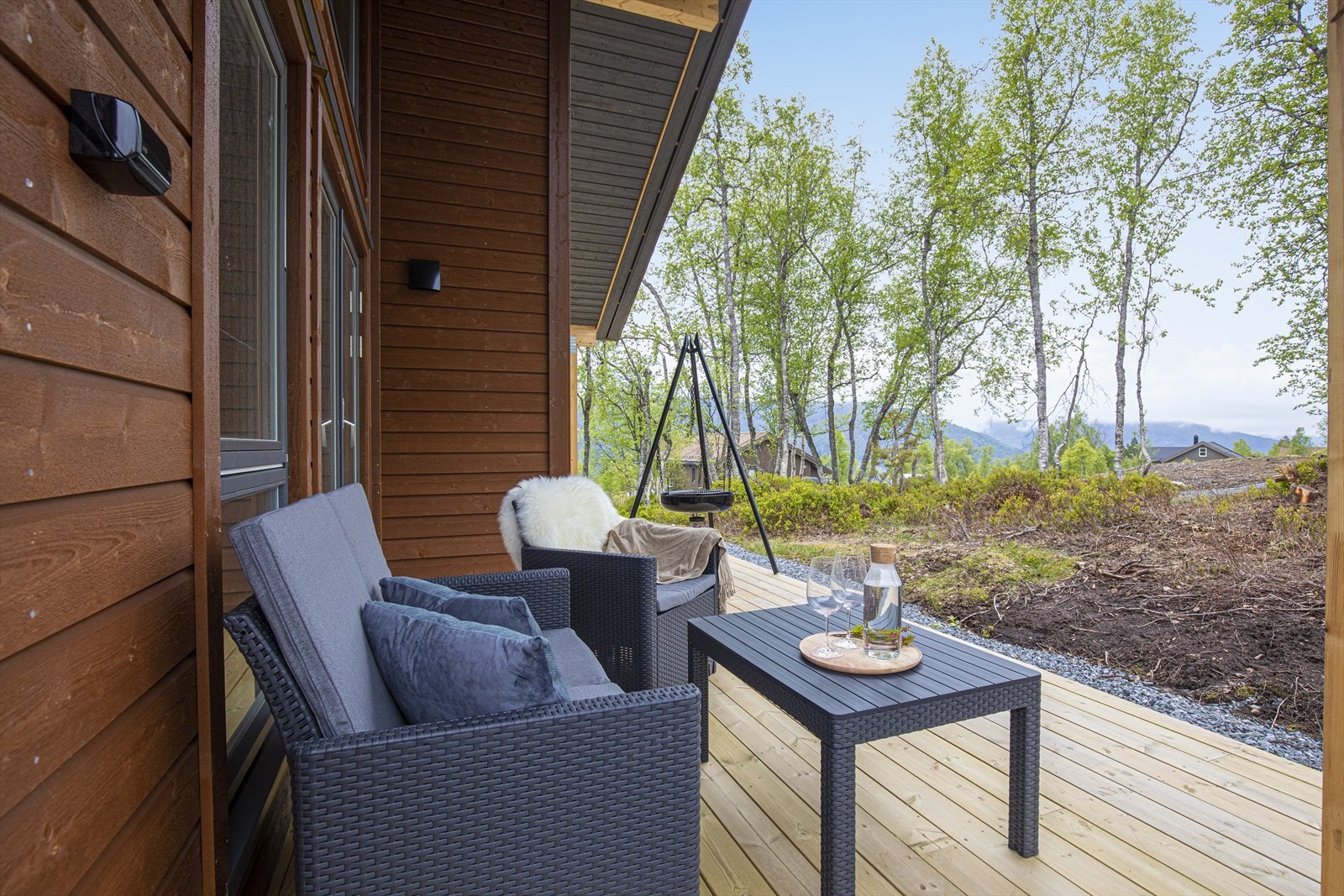 Overbygd terrasse som strekker seg rundt hjørnet på fremsiden. Galleribilde