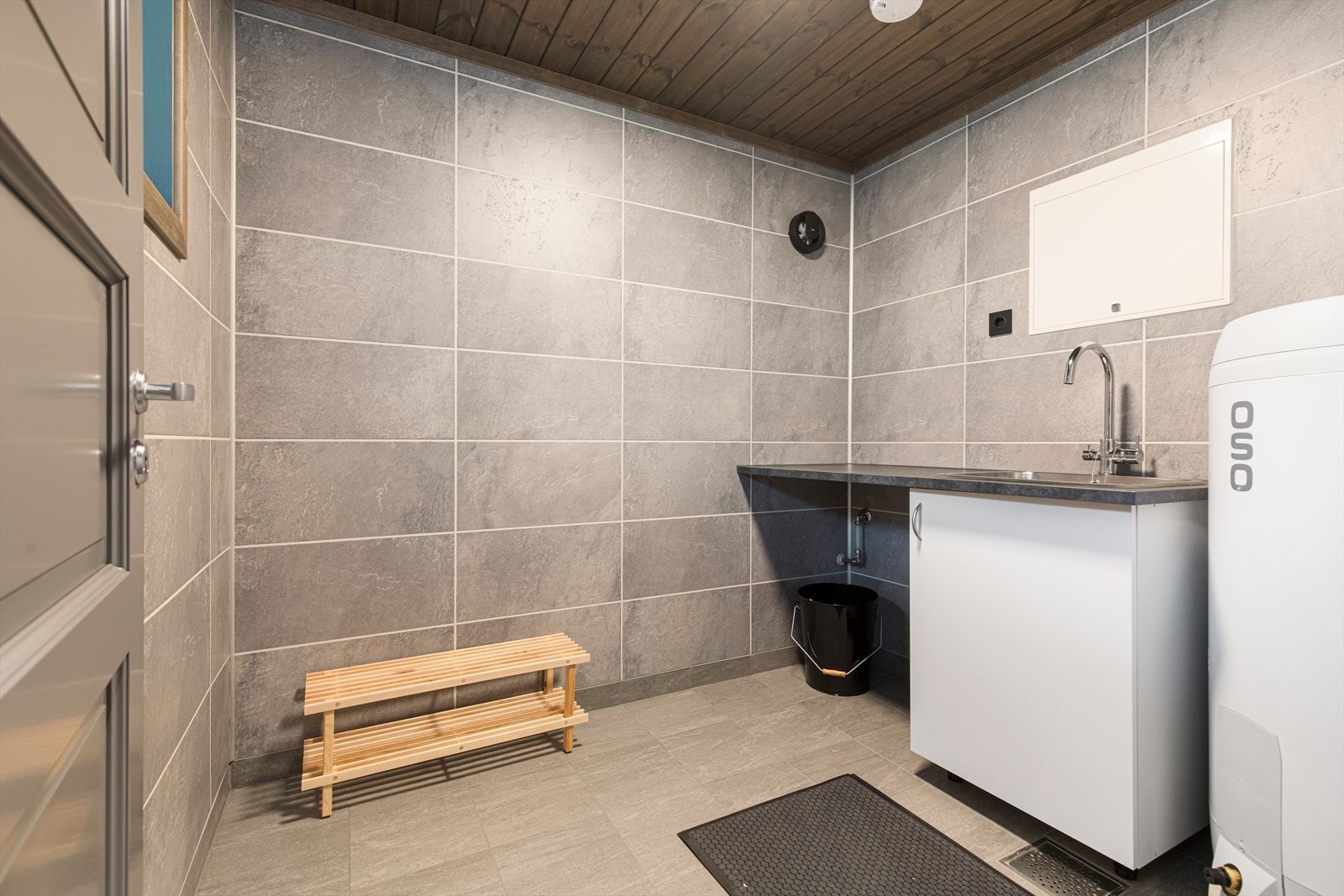 Vaskerom med opplegg for vaskemaskin og vaskekum Galleribilde