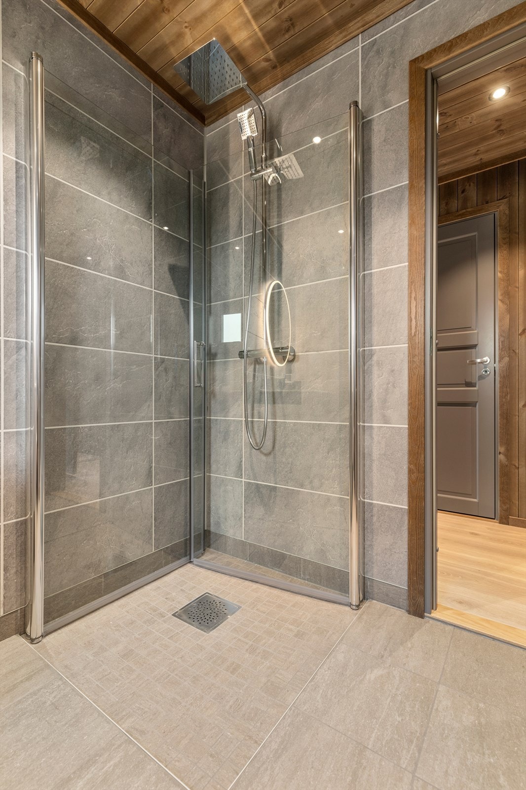 Dusjhjørne med innfellbare glassdører Galleribilde