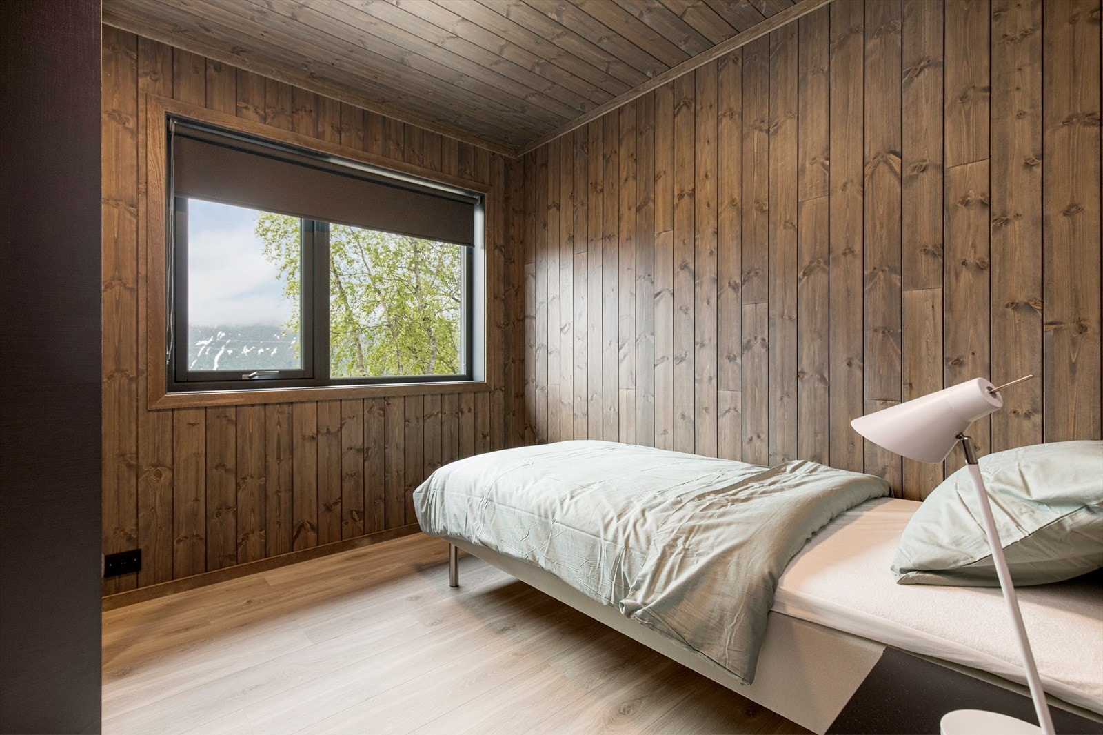 Soverom nr. 2 med enkeltseng, nattbord og skyvedørsgarderobe med speil Galleribilde