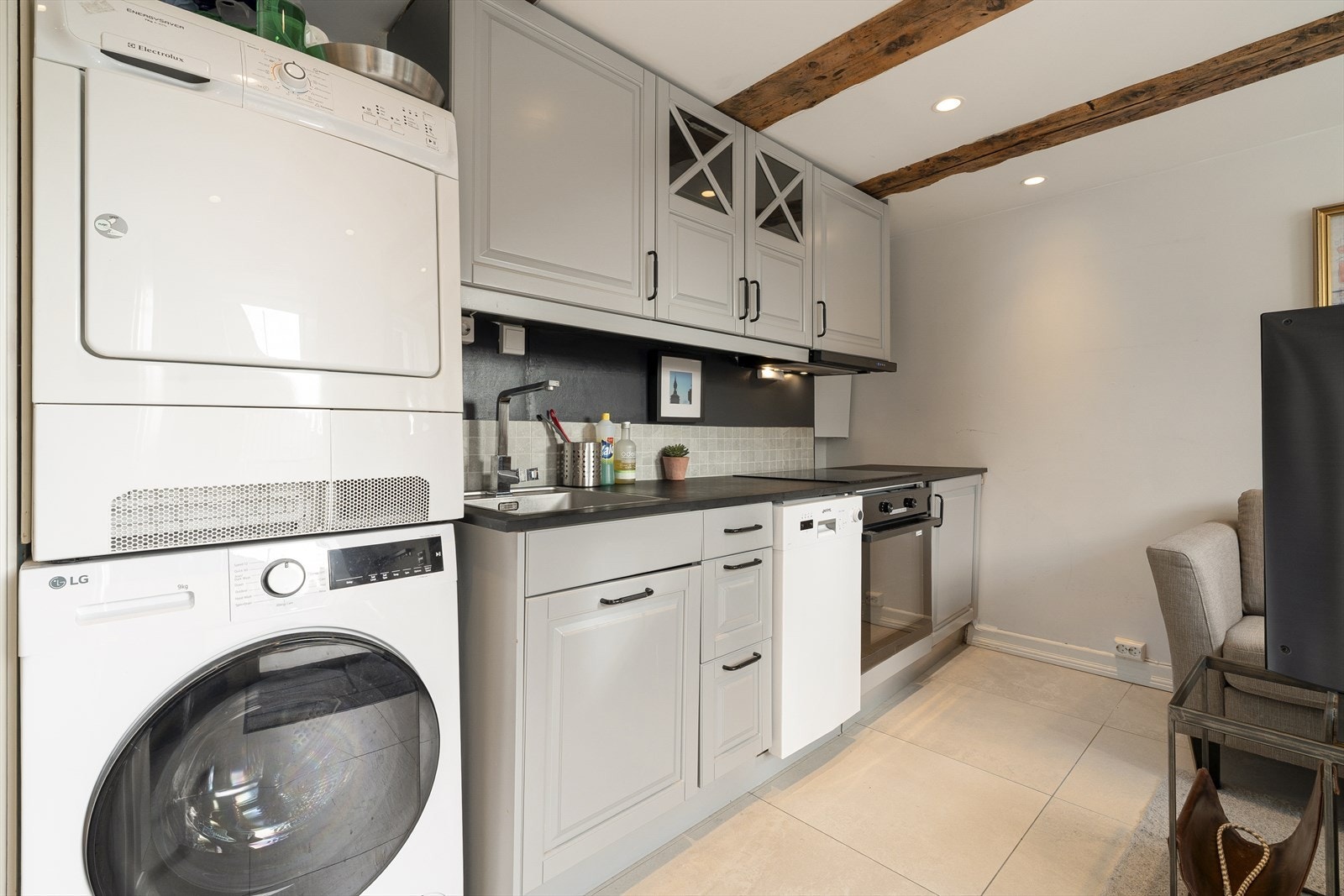 Kjøkkenet er fra 2020 (Epoq) og utstyrt med vask, platetopp med komfyrvakt, stekeovn, kjøleskap, lite fryseskap og oppvaskmaskin. Galleribilde