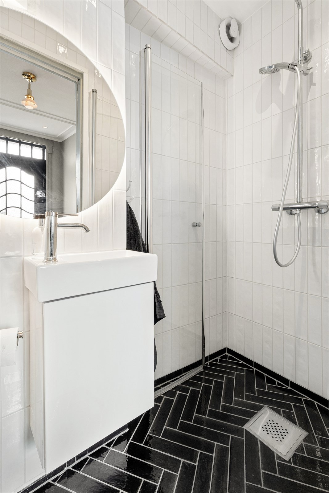 Badet er lekkert i lyse farger og inneholder innredning med nedfelt servant, toalett og dusjhjørne. Galleribilde