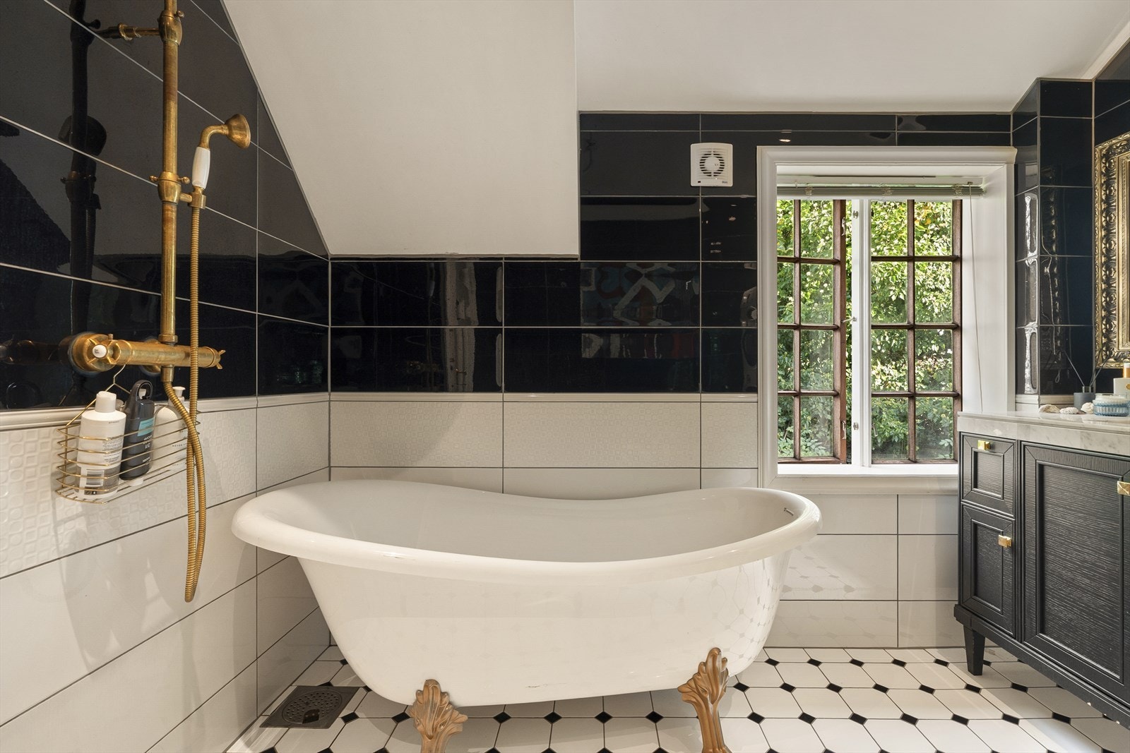 Badet er lekkert helfliset, med varmekabler og innredning med servant, badekar/dusj og vegghengt toalett. Galleribilde