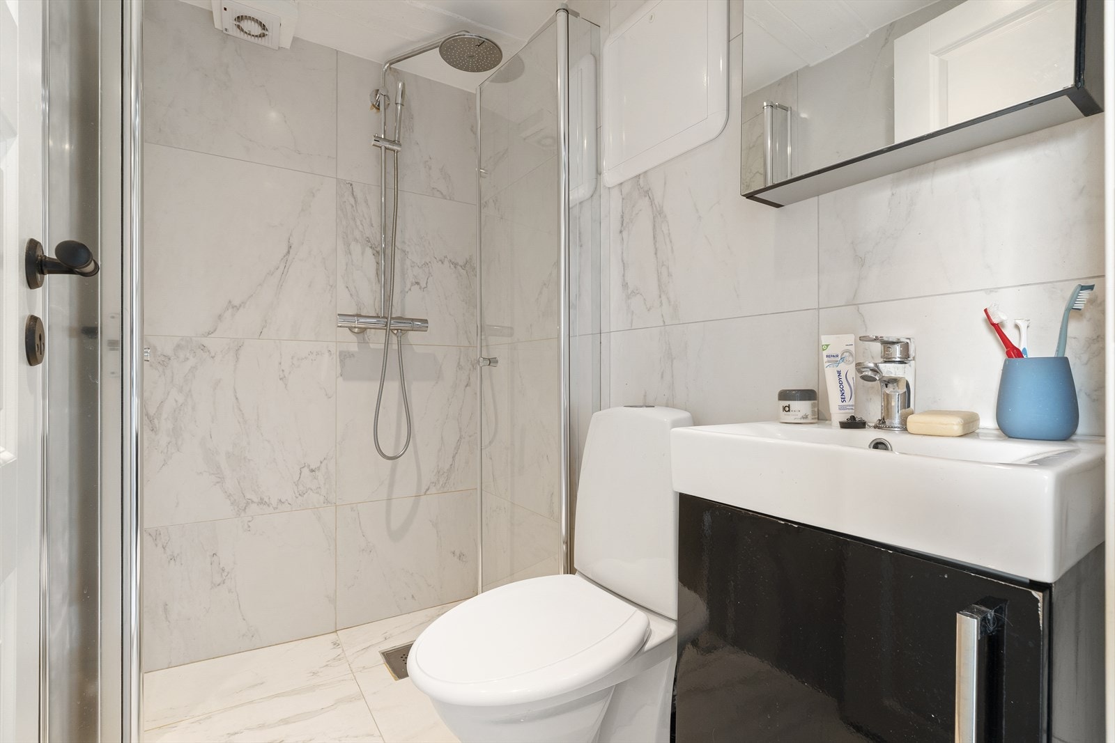 Badet er lekkert helfliset og inneholder innredning med nedfelt servant, toalett og dusjhjørne. Galleribilde