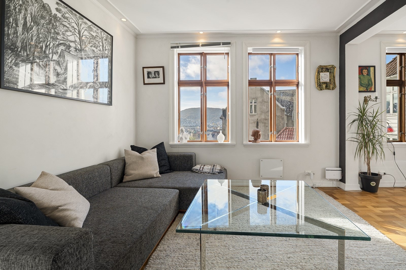 Stuen har store vindusflater og utgang til den solrike terrassen. Galleribilde