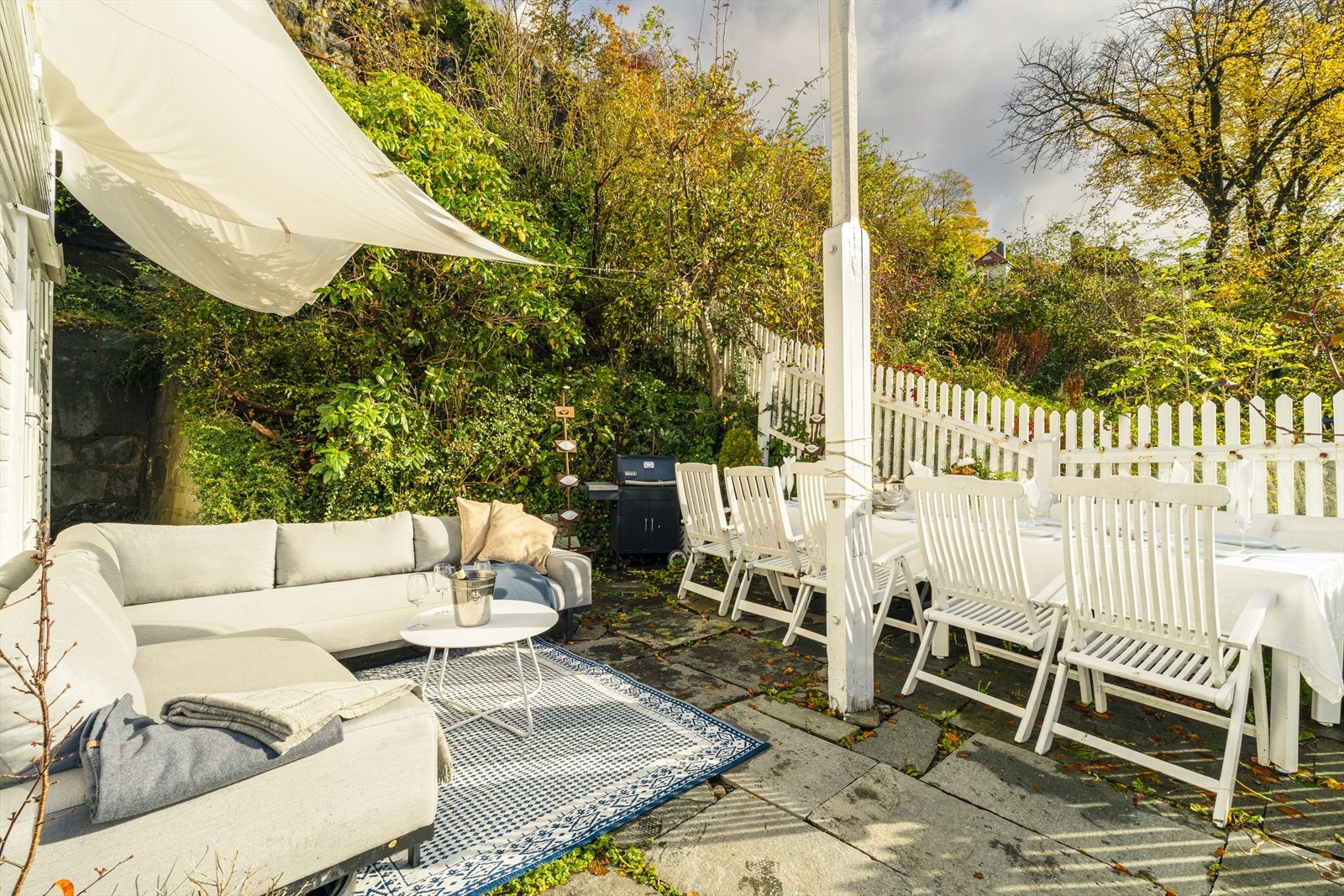 Eiendommen har en tomt på 206 m² som er pent opparbeidet med trapper, beplantning og uteplass. Galleribilde