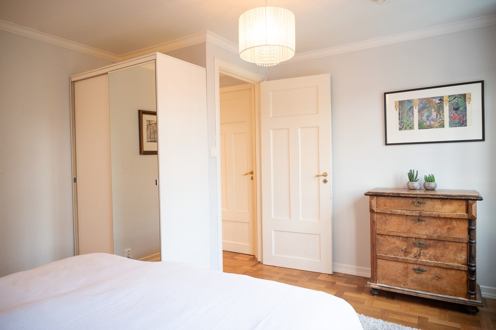 Soverommet er av god størrelse og har plass til både stor seng, nattbord og ønsket garderobeløsning. Galleribilde