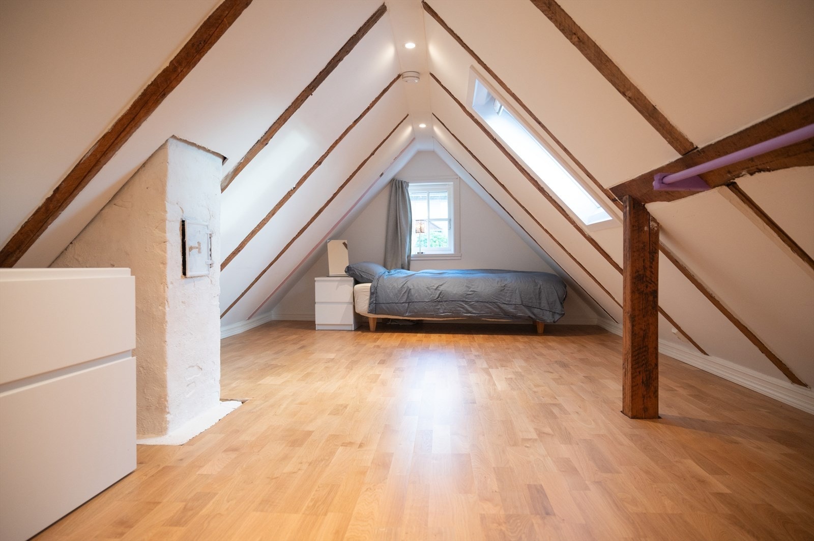 Loftet er på tegninger betegnet som sovekammers og er innredet og har ca. 35 m² gulvareal (ikke målbart grunnet lav takhøyde) og gir gode muligheter for oppbevaring eller hobbyrom. Galleribilde