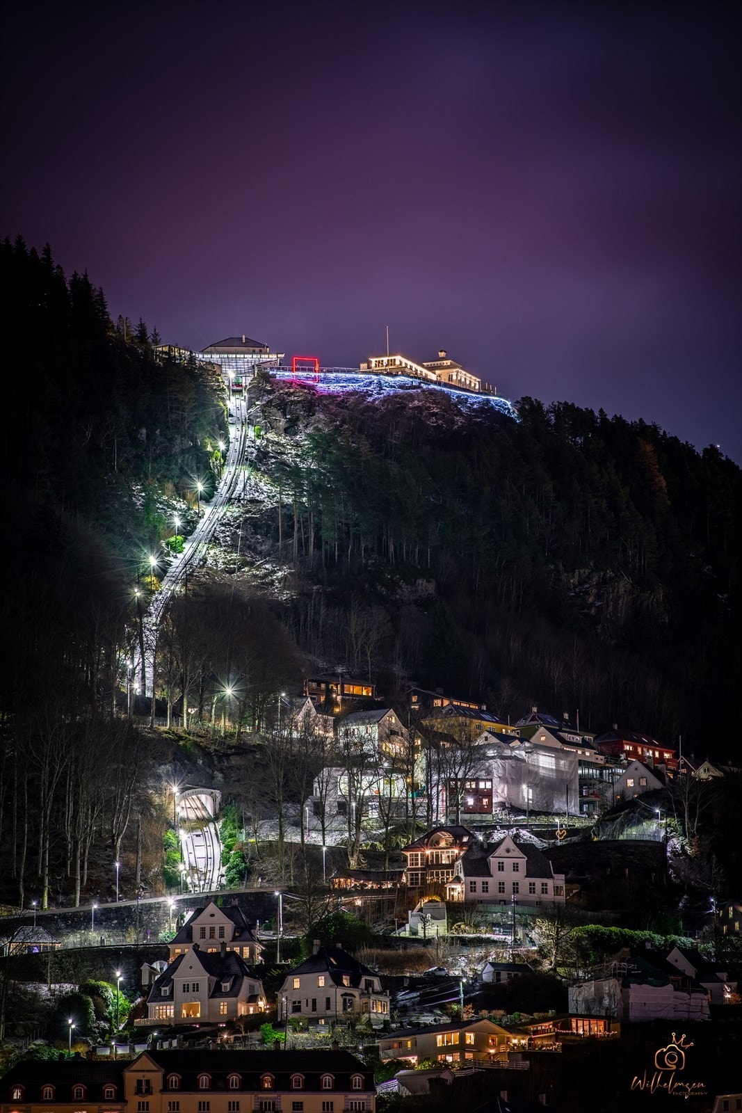 Enten du vil ta en rask tur til toppen for å nyte utsikten eller gå hele veien videre til Ulriken, har du noen av Bergens beste turområder rett i nærheten. Galleribilde