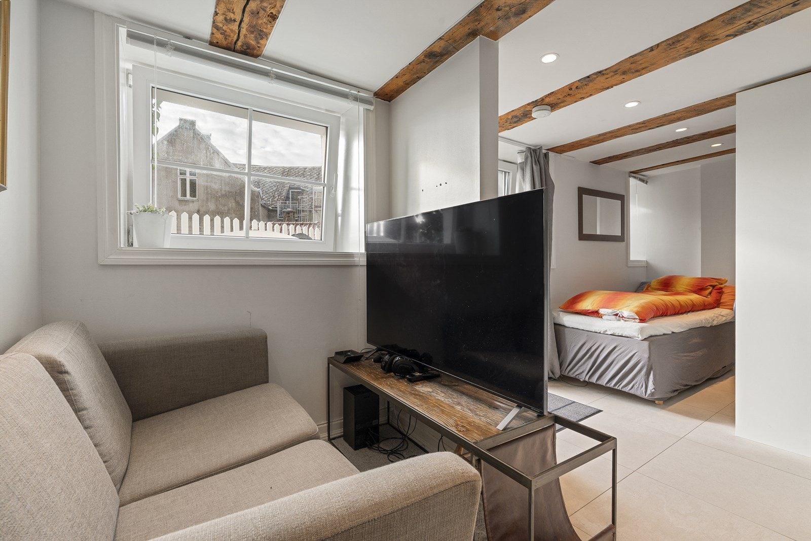 Underetasjen er innredet som en utleiedel/hybeldel (ikke godkjent) med egen inngang, entré, åpen stue- og kjøkkenløsning, varmekabler i gulv samt bad med dusjhjørne. Galleribilde