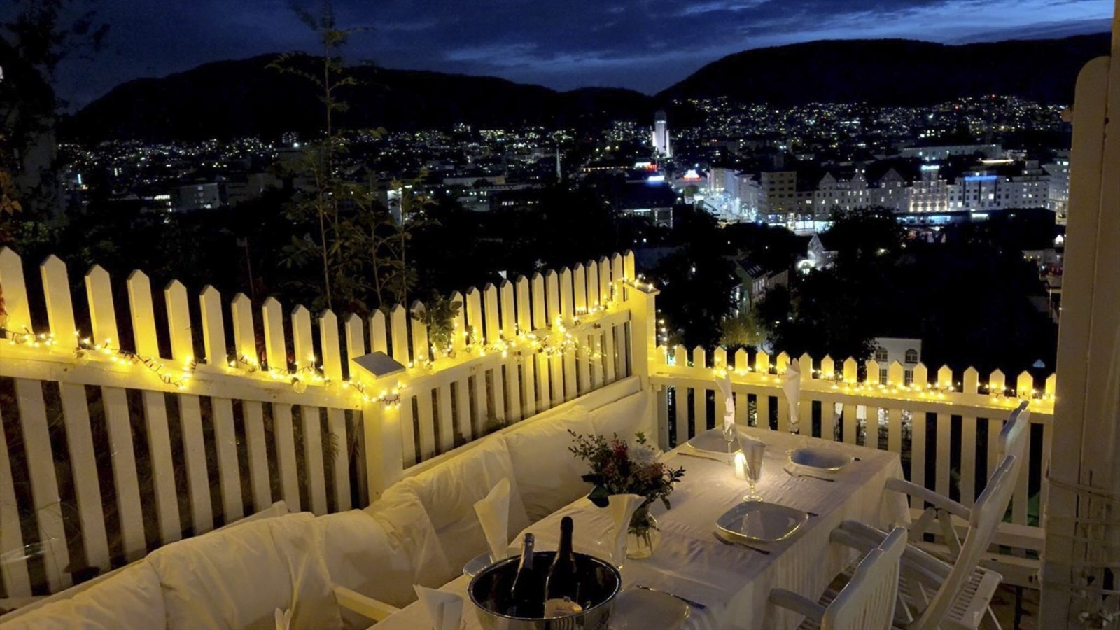 Når mørket faller, kan du nyte utsikten mot byens vakre lys. Galleribilde