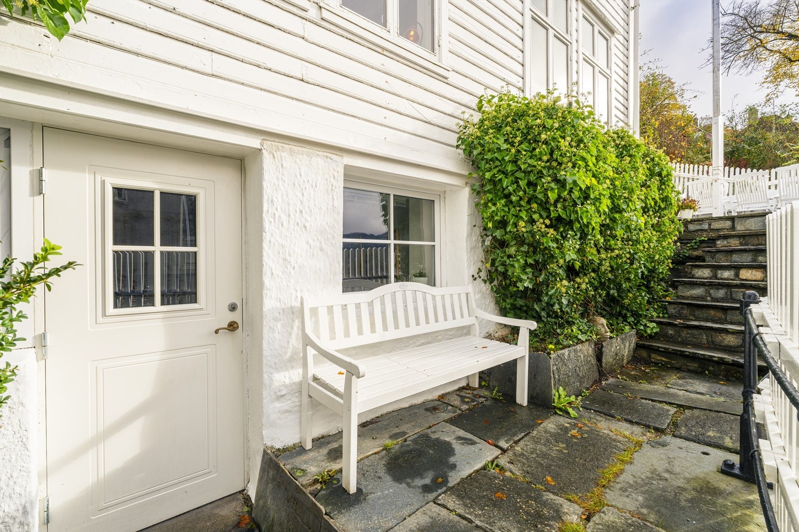 Inngang underetasje. Galleribilde