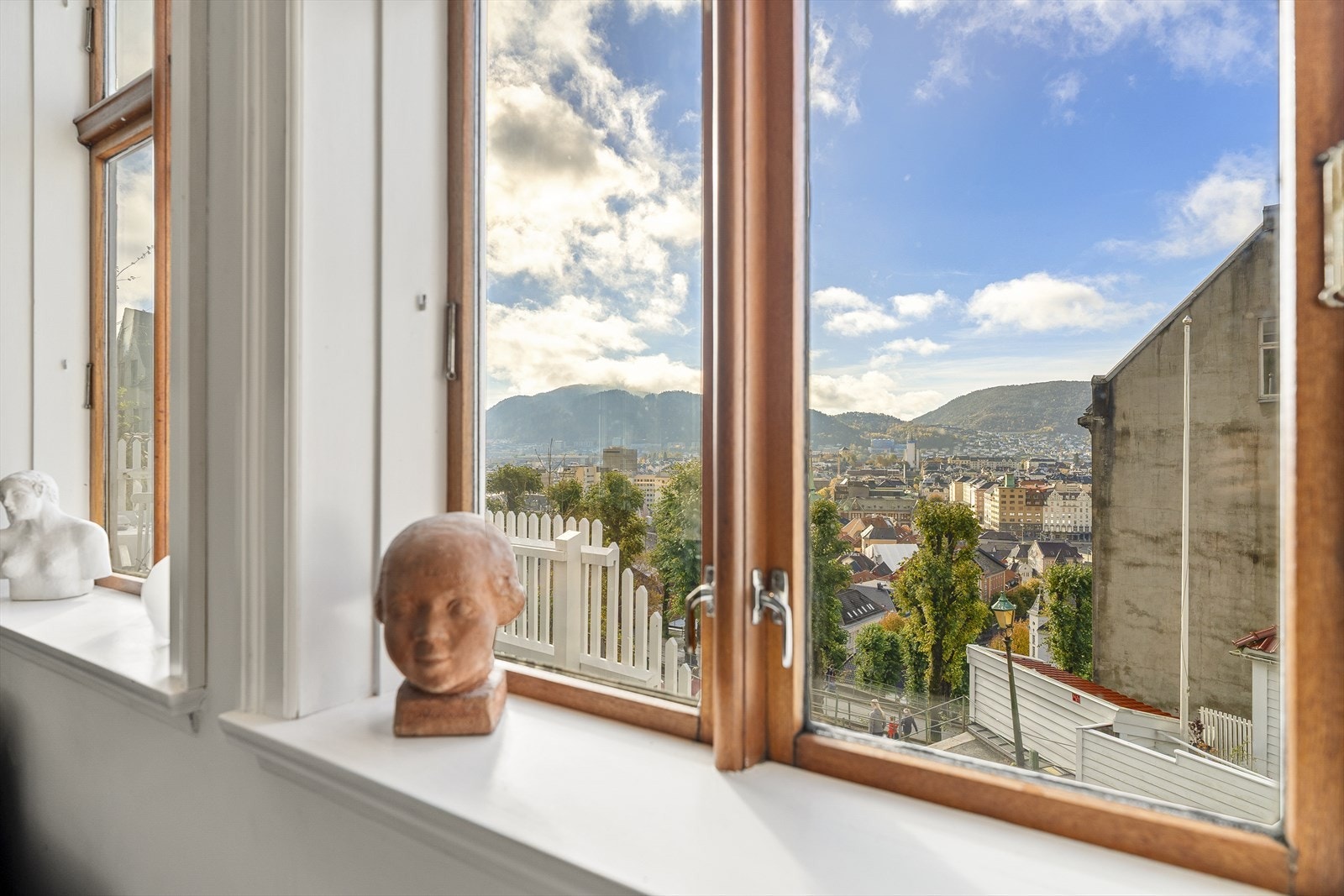 Selv fra stuen kan du sitte og nyte fantastisk utsikt. Galleribilde