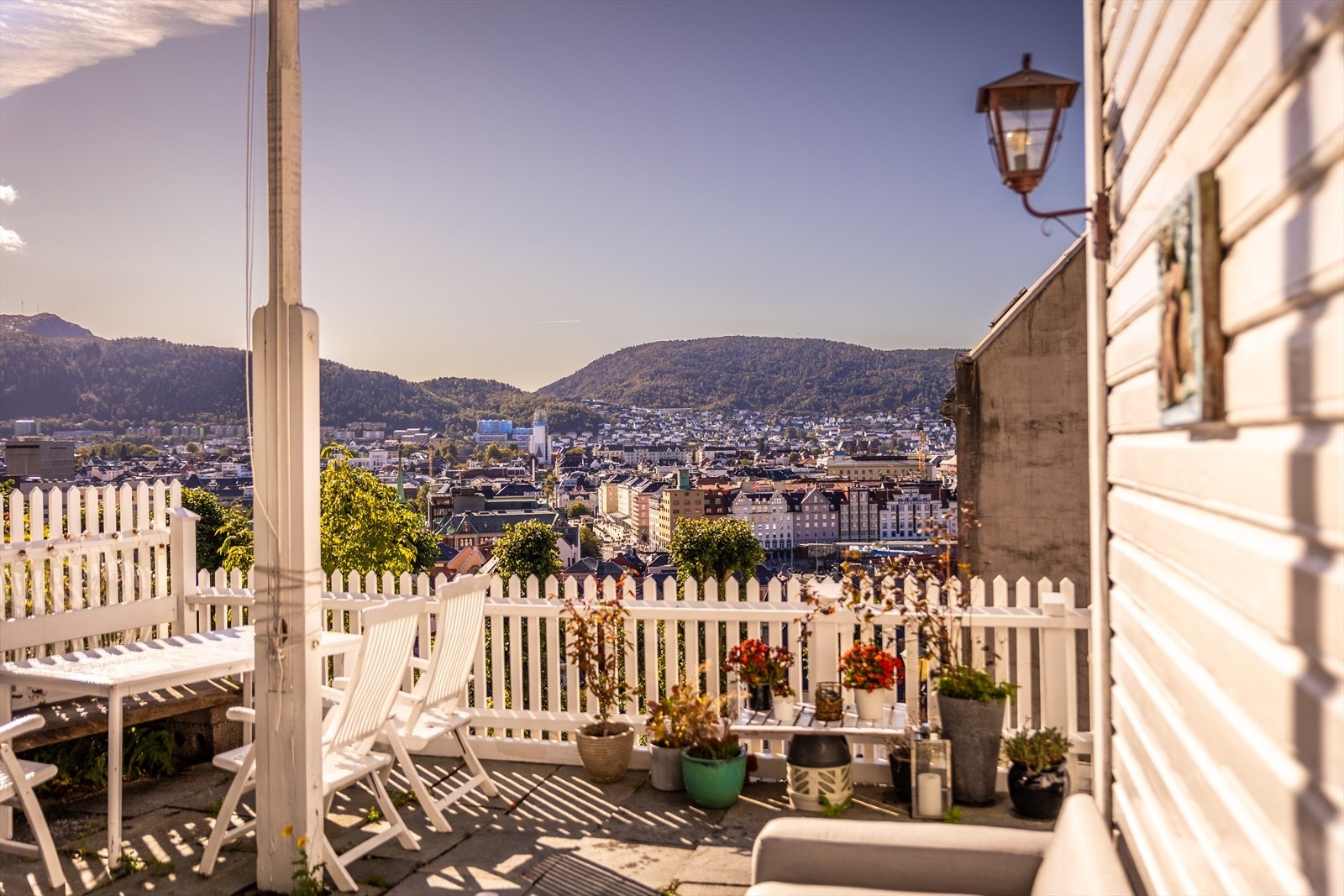 En historisk og karakteristisk enebolig fra 1699 med en sjelden beliggenhet i høyden over Bryggen. Galleribilde