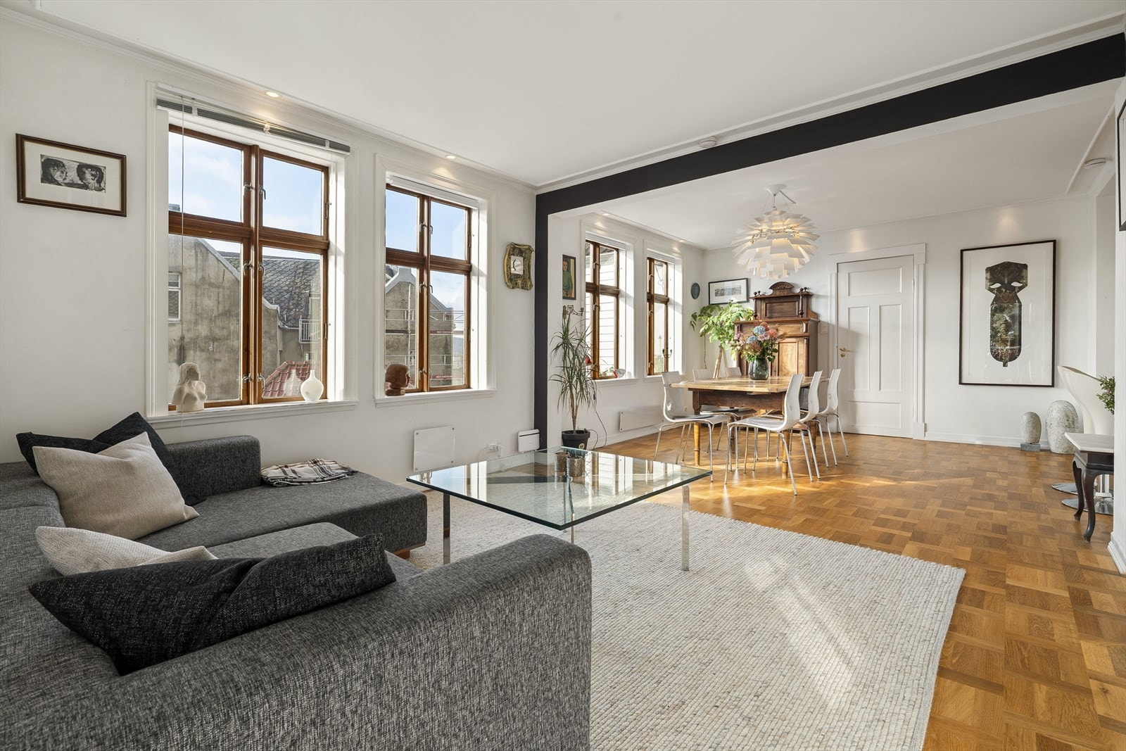 Fra entréen i 1. etasje er det adkomst til kjøkken, stue med flott utsikt, et soverom og bad. Galleribilde