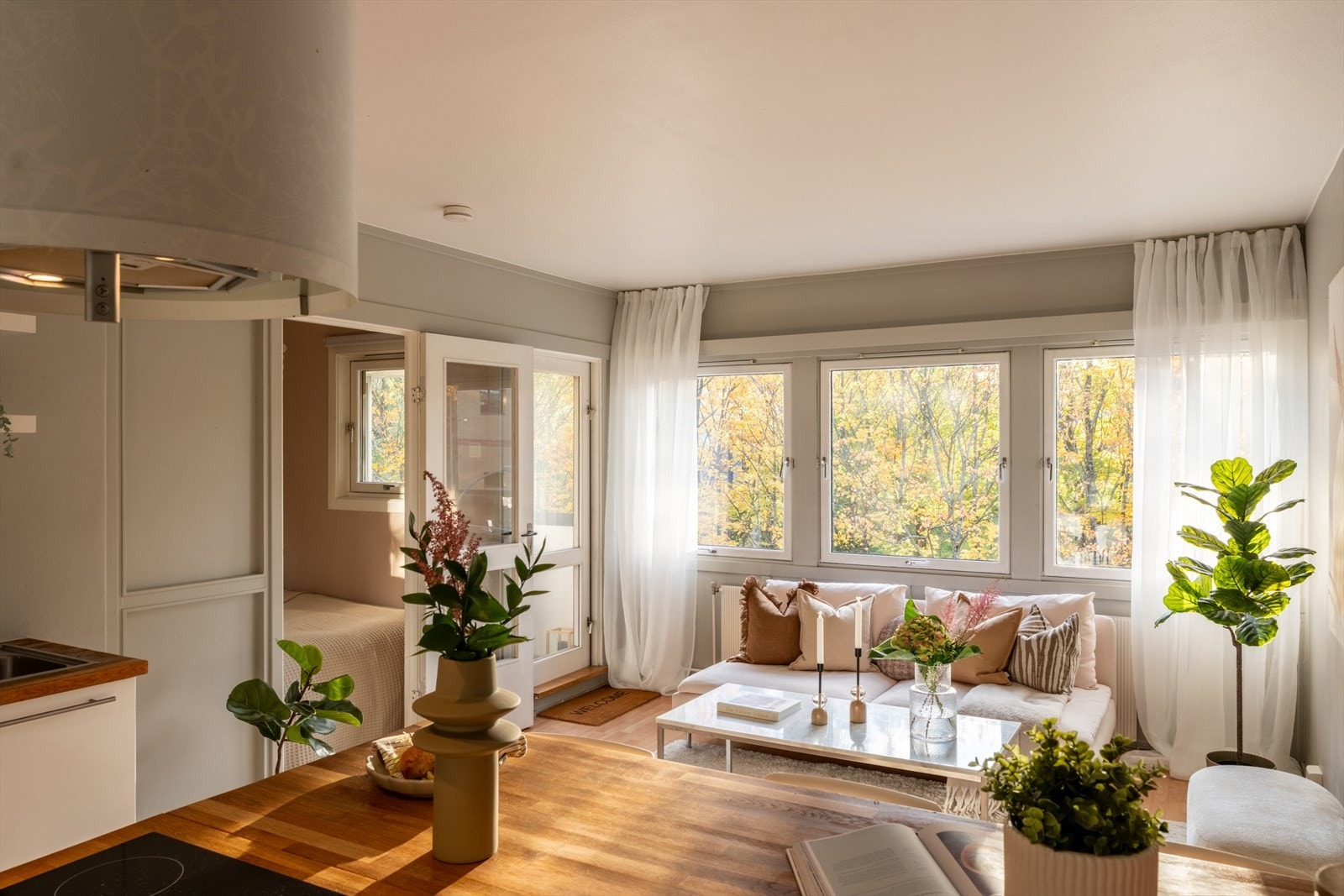 Leiligheten er lys og innbydende med balkong og pent utsyn. Galleribilde