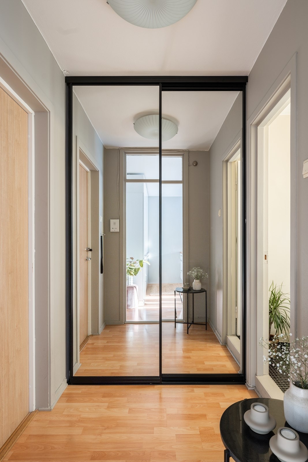 Hyggelig entré med praktisk skyvedørsgarderobe. Galleribilde
