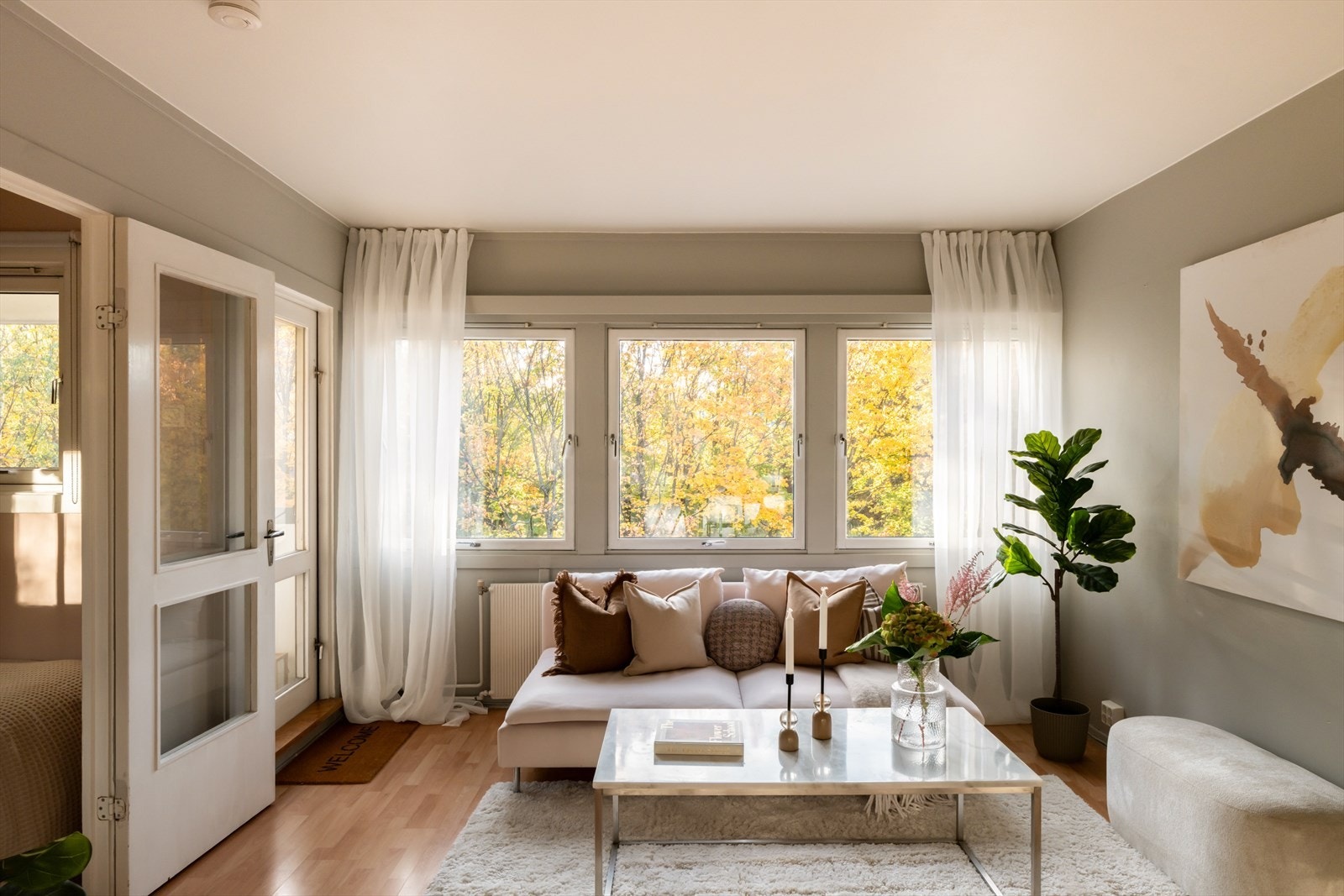 Fantastisk lysinslipp fra flere store vinduer. Galleribilde