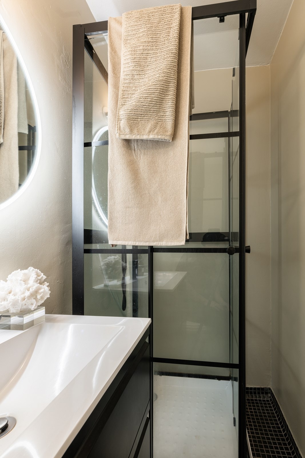 Badet er utstyrt med servantskap med underskuffer, nedfelt servant med ett-greps blandebatteri, dusjkabinett og gulvstående toalett. Galleribilde