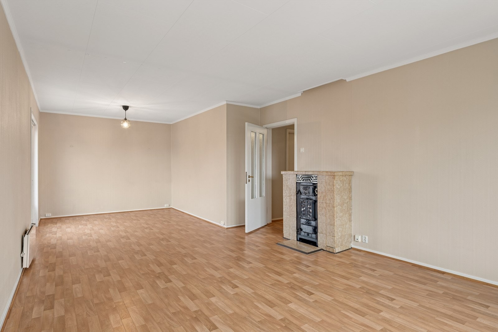 Lys og luftig stue med mulighet for vedfyring. Galleribilde