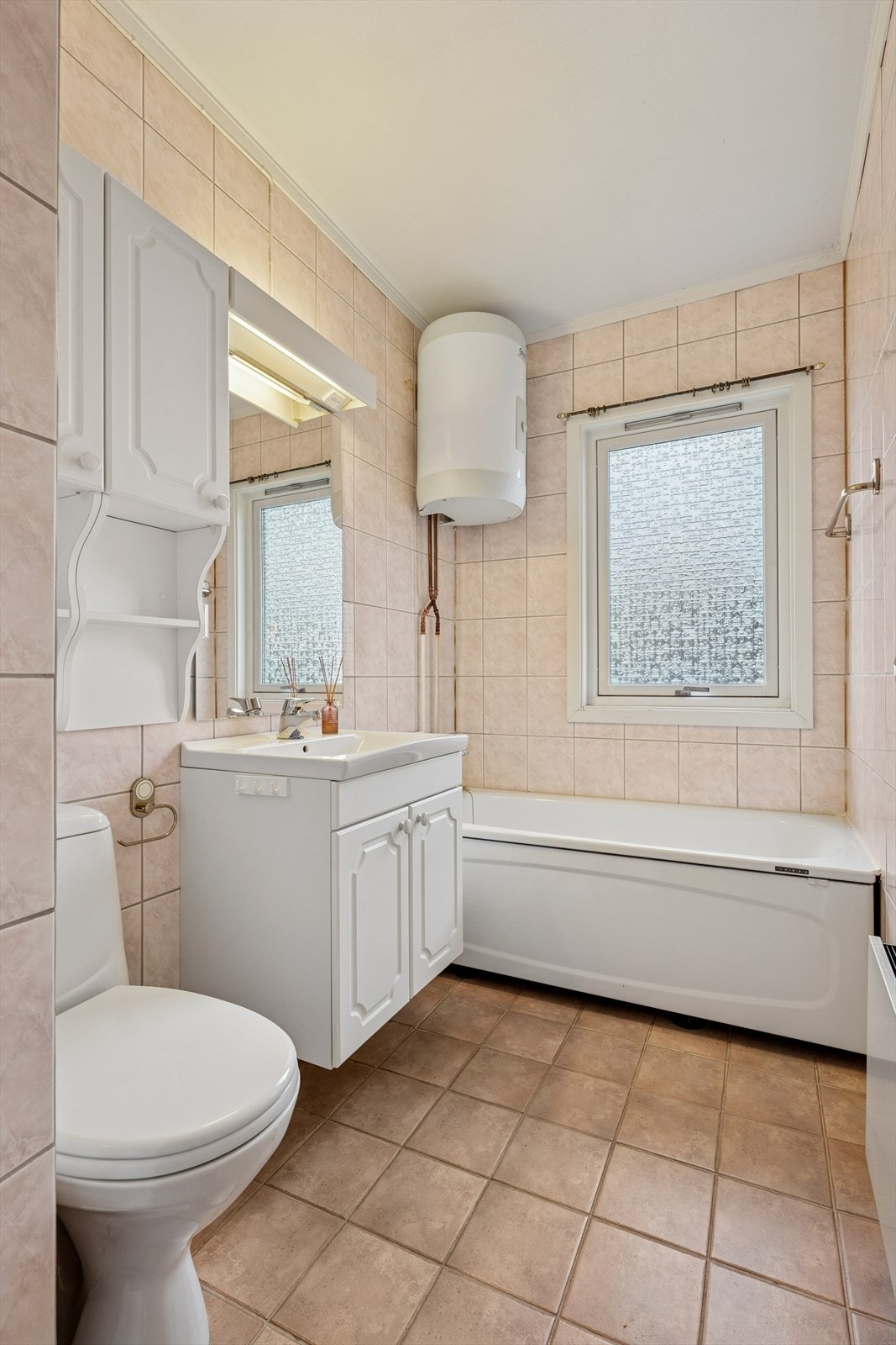 Baderommet er pusset på 90-tallet. Varmtvannsberederen er av nyere dato. Galleribilde