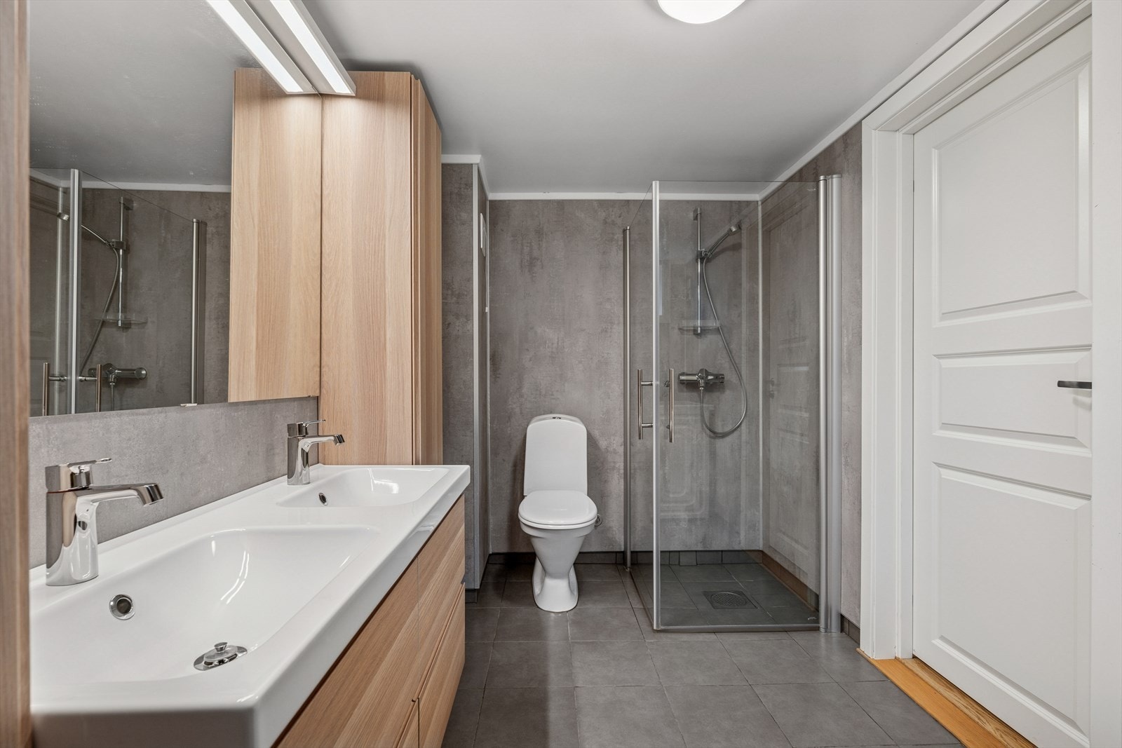 Bad i kjeller med elektrisk gulvvarme. Galleribilde