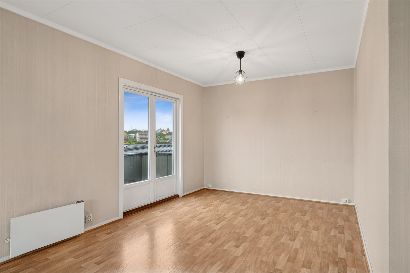 Fra stuen er det utgang til balkong med et relativt oversiktlig utsyn. Galleribilde