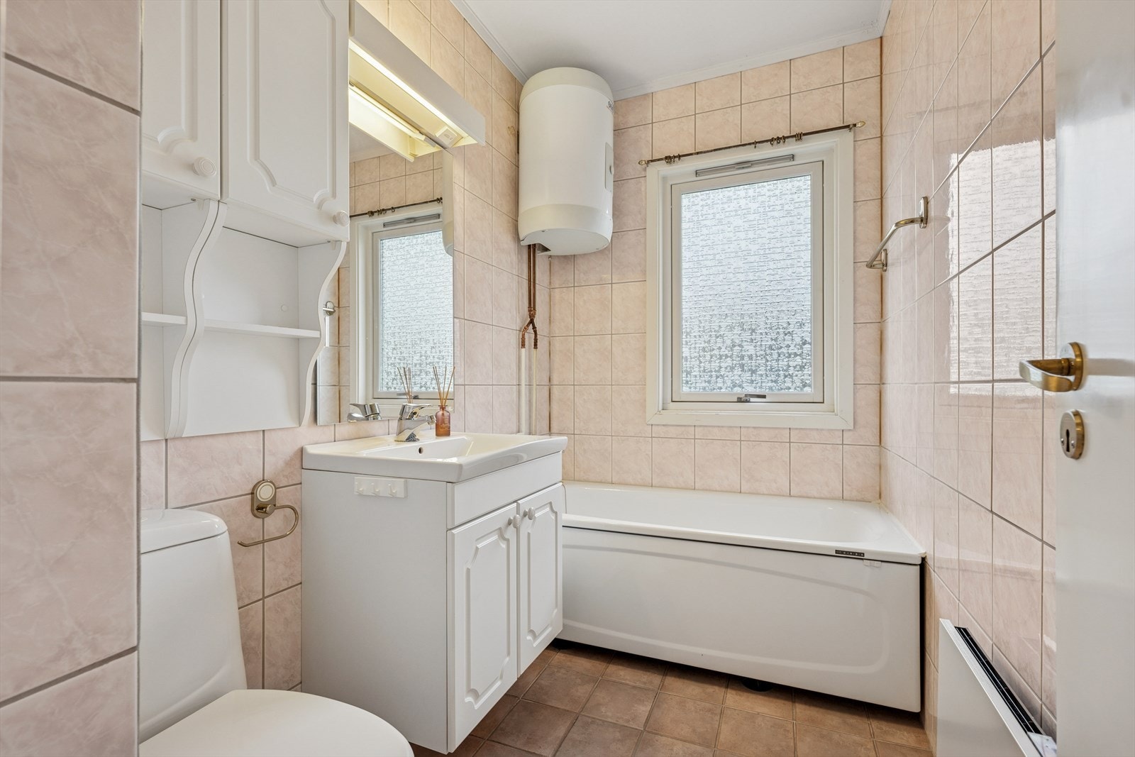 Badet er utstyrt med panelovn. Galleribilde