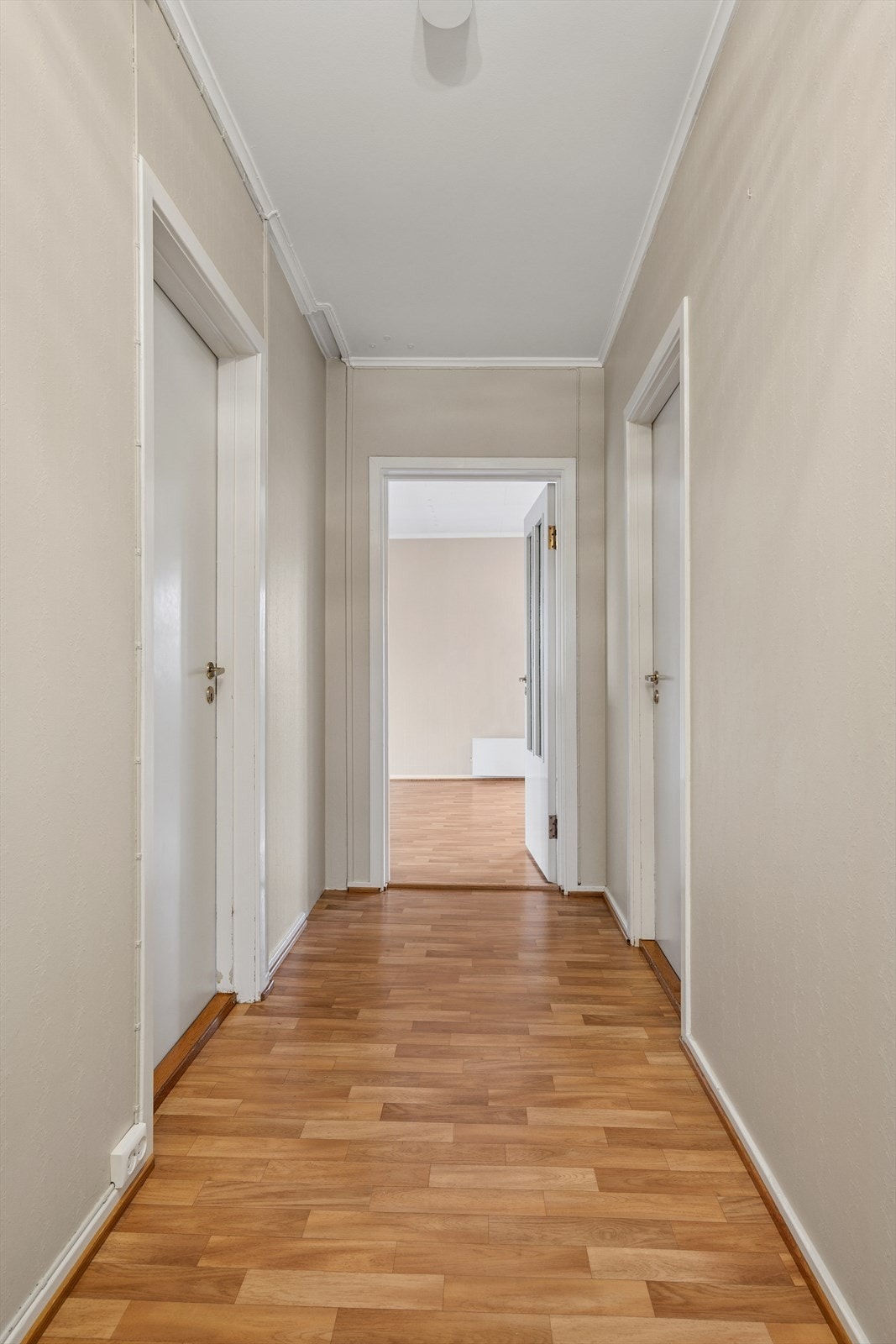 Gang med inngang til stue, kjøkken, soverom og bad. Galleribilde