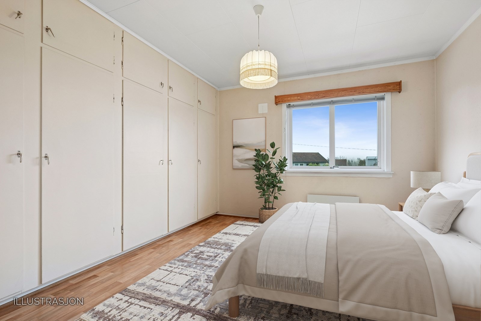 Soverom 1 med plassbygde garderobeskap. Galleribilde