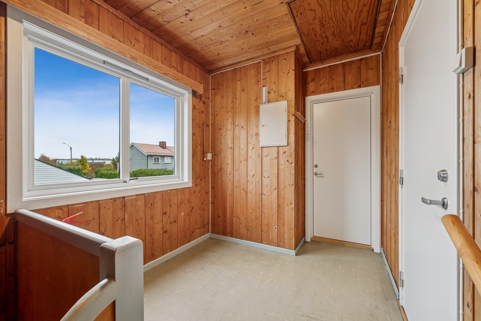 Trappegang med inngang til leiligheten og til et soverom. I gangen er sikringsskapet som ble oppgradert med ny innmat i 2021. Galleribilde