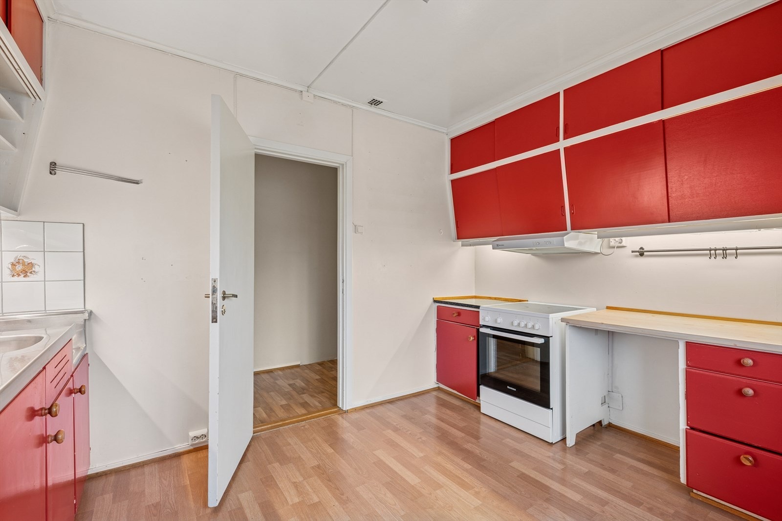 Hvitevarene på kjøkkenet er betydelig nyere enn selve innredningen. Galleribilde