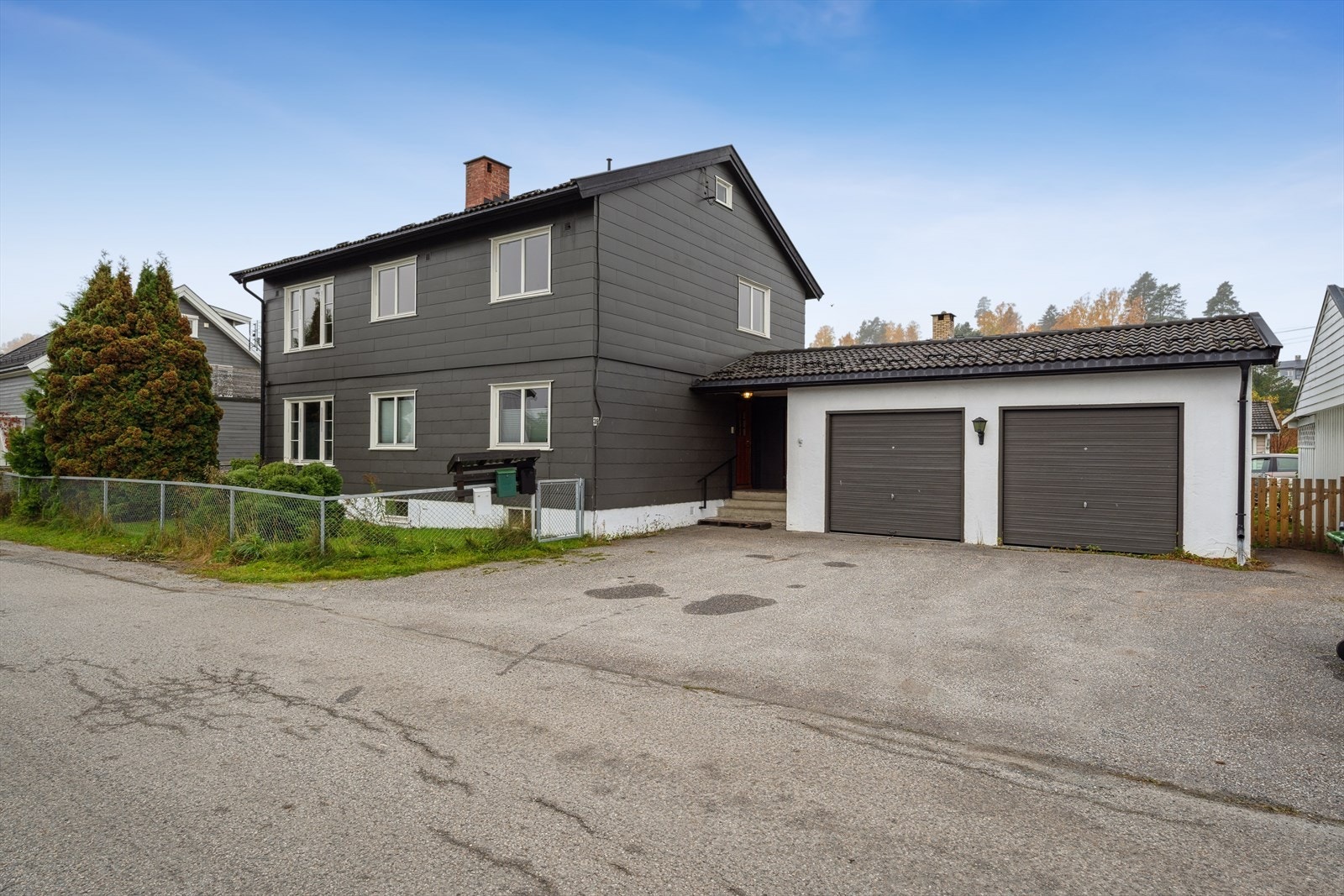 Seksjonen disponerer garasjeplassen til høyre. Galleribilde