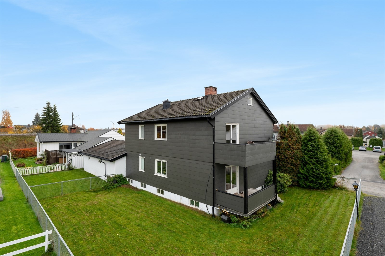 Parkgata 36 ligger i et veletablert boligområde på nordsiden av Hønefoss sentrum. Galleribilde