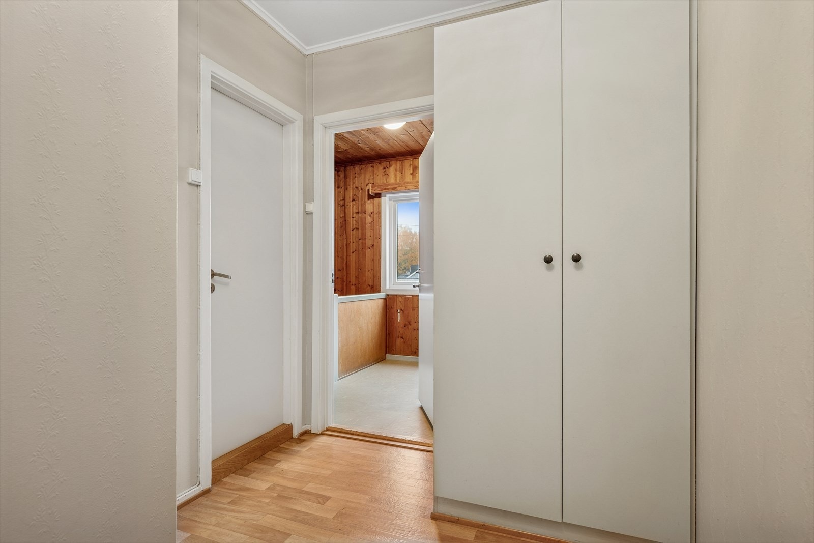 Inngang/entre med garderobeskap. Galleribilde