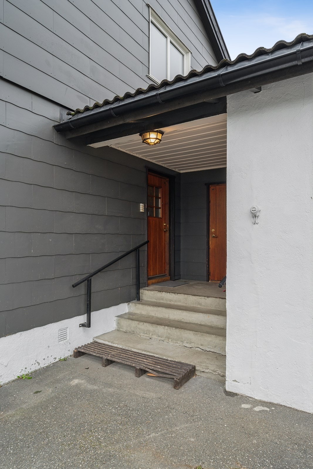 Felles, overbygget inngangsparti. Galleribilde