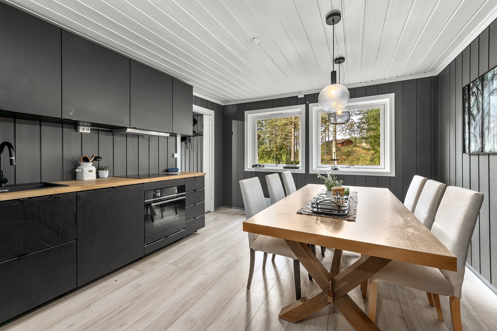 Kjøkkeninnredning med glatte fronter og benkeplate i heltre Galleribilde